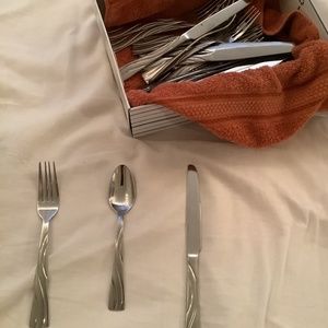 Oneida silverware cutlery set